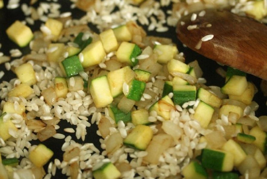 Pomodori ripieni di riso e zucchine - Step 2 - Immagine 1