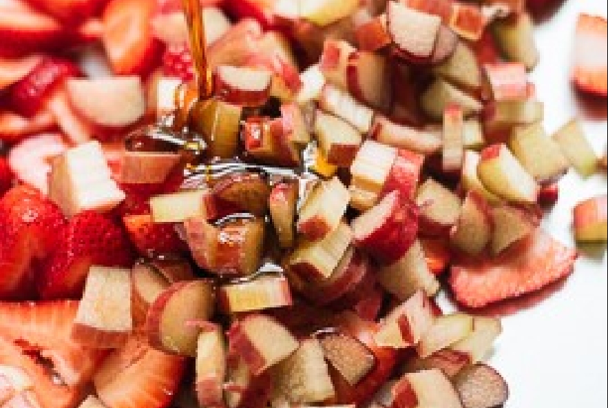 Torta di mandorle ricoperta di fragole e rabarbaro - Step 4 - Immagine 1