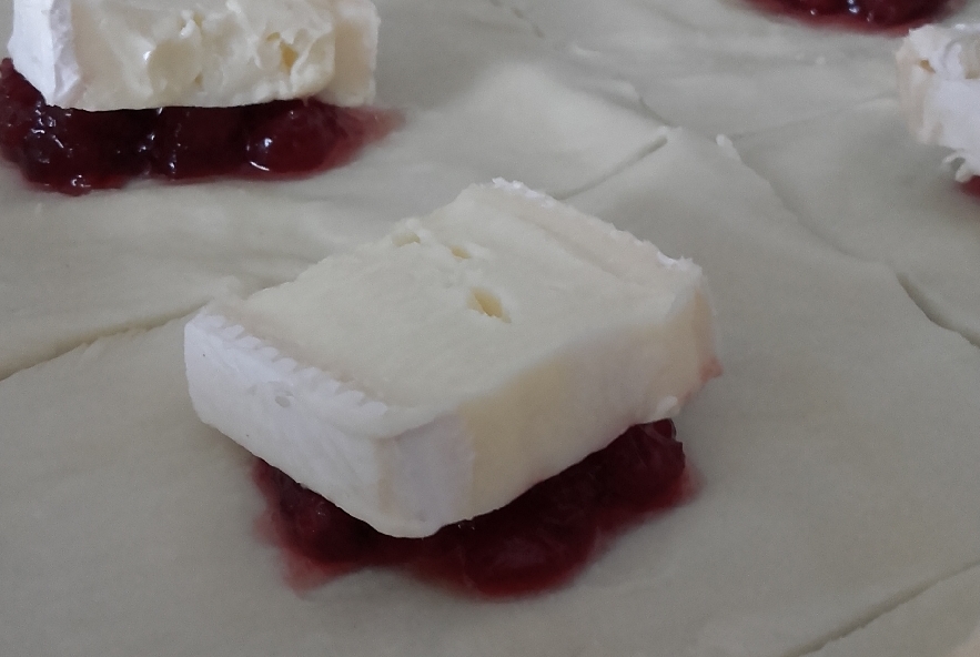 Fagottini di brie e marmellata di mirtilli rossi - Step 1 - Immagine 1