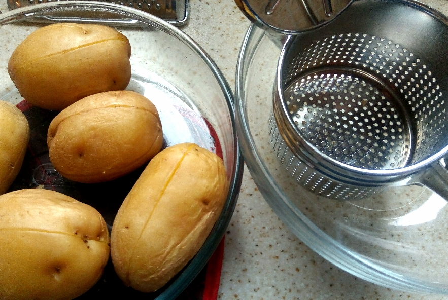 Rotolo di patate, agretti, crescenza e prosciutto - Step 1 - Immagine 1