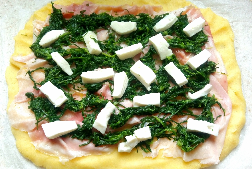 Rotolo di patate, agretti, crescenza e prosciutto - Step 3 - Immagine 1