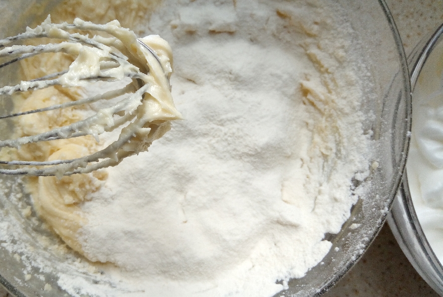 Torta con cioccolato bianco e fiori d'acacia - Step 3 - Immagine 1