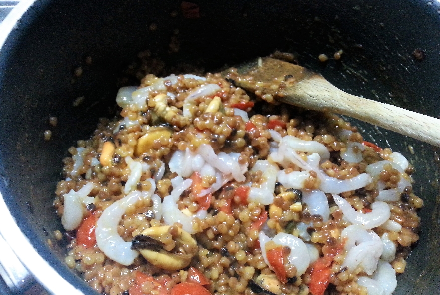 Fregola sarda risottata con cozze e gamberetti - Step 4 - Immagine 3