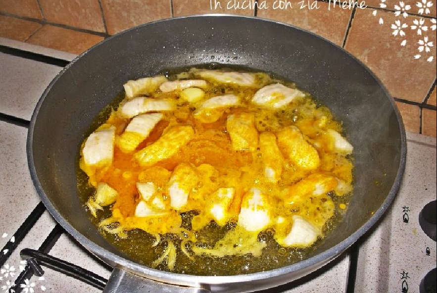 Straccetti di pollo allo zenzero con crema di curcuma - Step 5 - Immagine 1