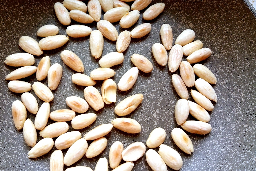 Torta albicocche e mandorle, vegana e quasi light - Step 1 - Immagine 1