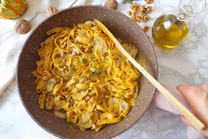 Fettuccine con crema di zucca, champignon e noci - Step 6 - Immagine 1