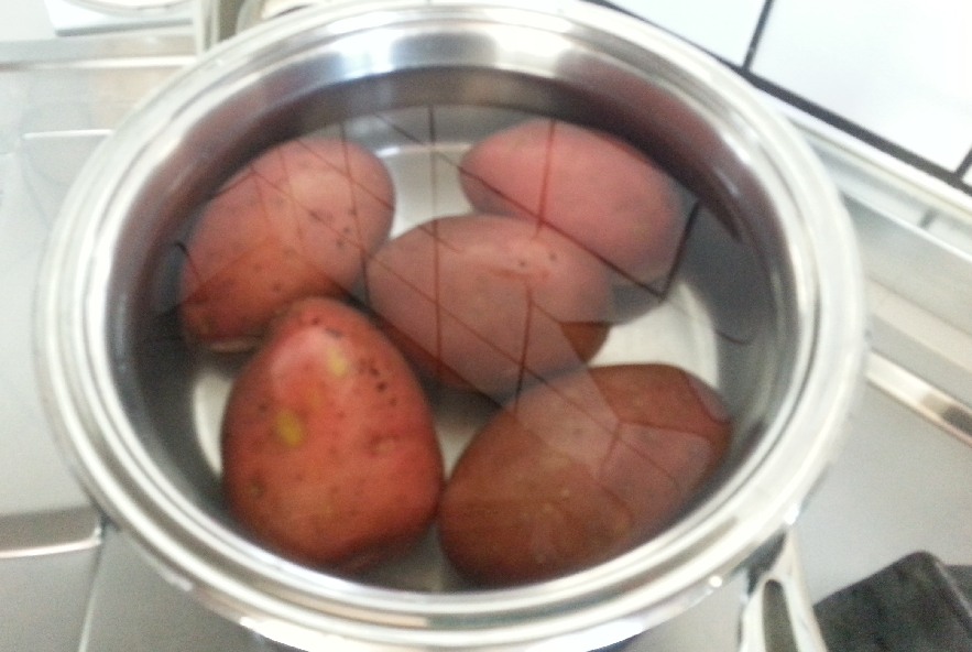 Gnocchi di patate rosse con crema di melanzane - Step 1 - Immagine 1