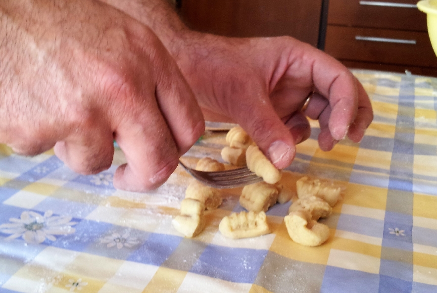 Gnocchi di patate rosse con crema di melanzane - Step 3 - Immagine 2