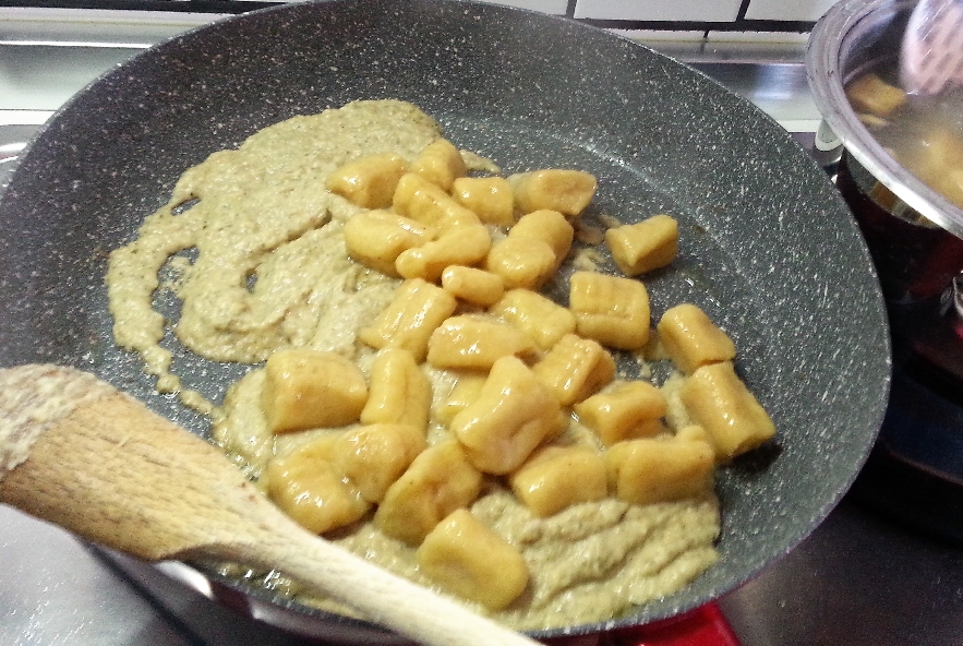 Gnocchi di patate rosse con crema di melanzane - Step 5 - Immagine 6