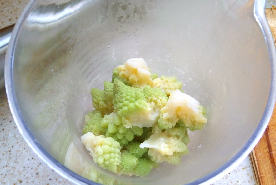 Rigatoni con trota salmonata e broccolo romanesco - Step 4 - Immagine 1