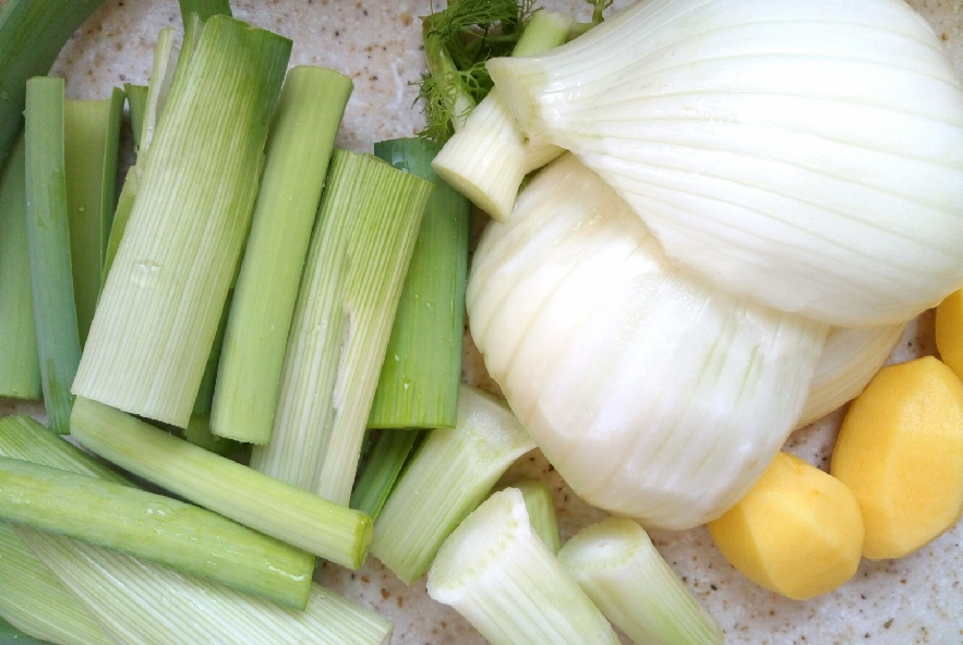 Vellutata riciclona di porri e finocchi al curry - Step 1 - Immagine 1