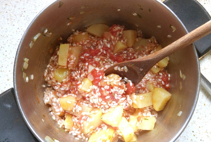 Risotto con pomodoro patate e rosmarino - Step 3 - Immagine 1