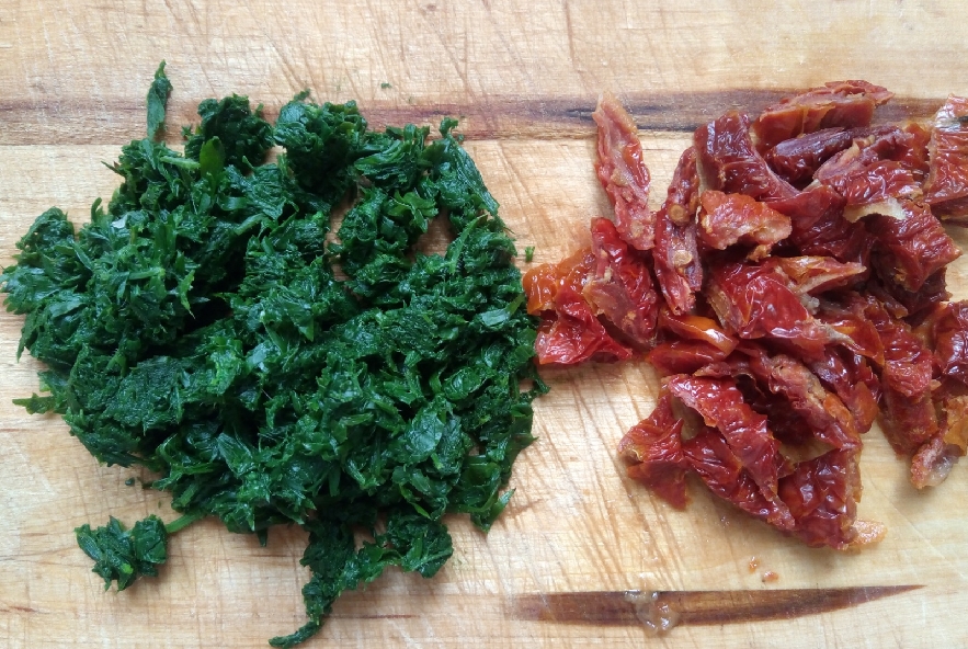 Pasta con foglie di carota e pomodori secchi - Step 3 - Immagine 1