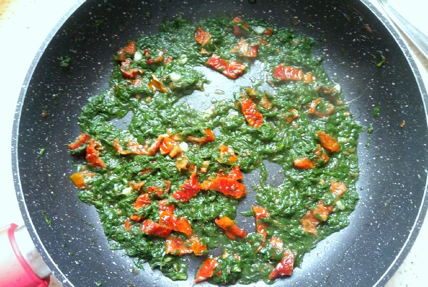 Pasta con foglie di carota e pomodori secchi - Step 4 - Immagine 1