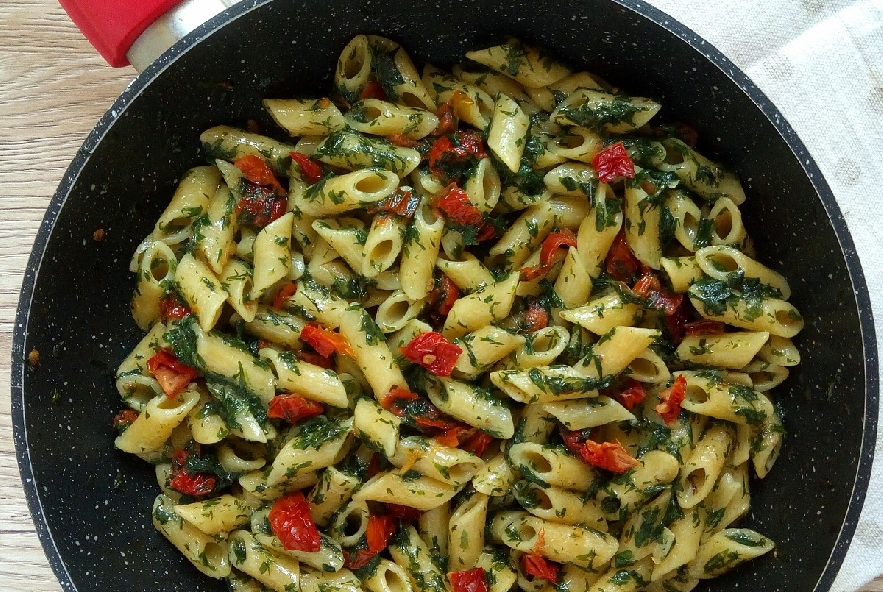 Pasta con foglie di carota e pomodori secchi - Step 5 - Immagine 1