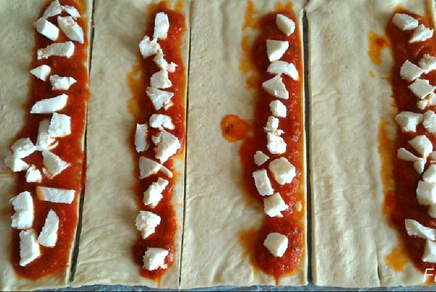 Spirali di pizza con pomodoro e mozzarella - Step 2 - Immagine 1