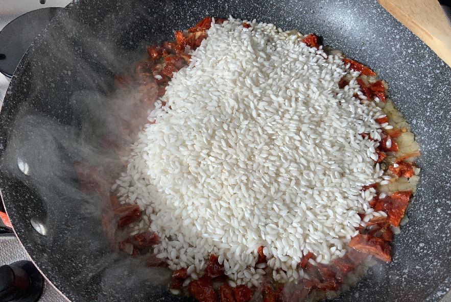 Risotto con i pomodori secchi e curcuma - Step 2 - Immagine 1