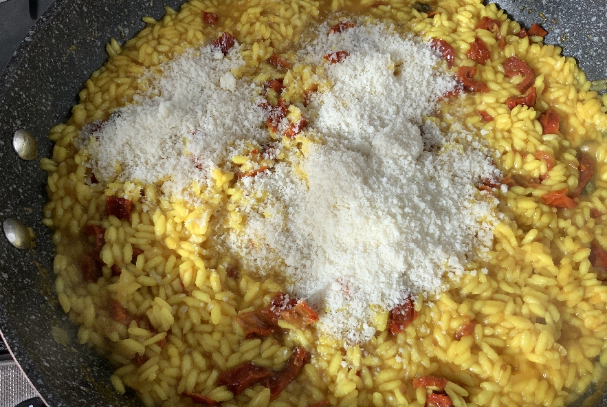 Risotto con i pomodori secchi e curcuma - Step 3 - Immagine 1