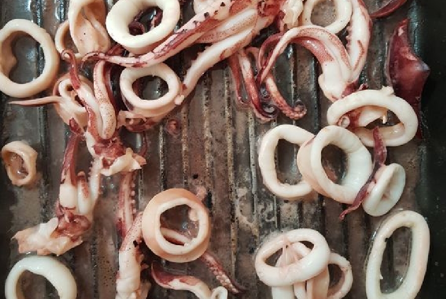 Rotelle con calamari melanzane grigliate e cipolla - Step 4 - Immagine 1