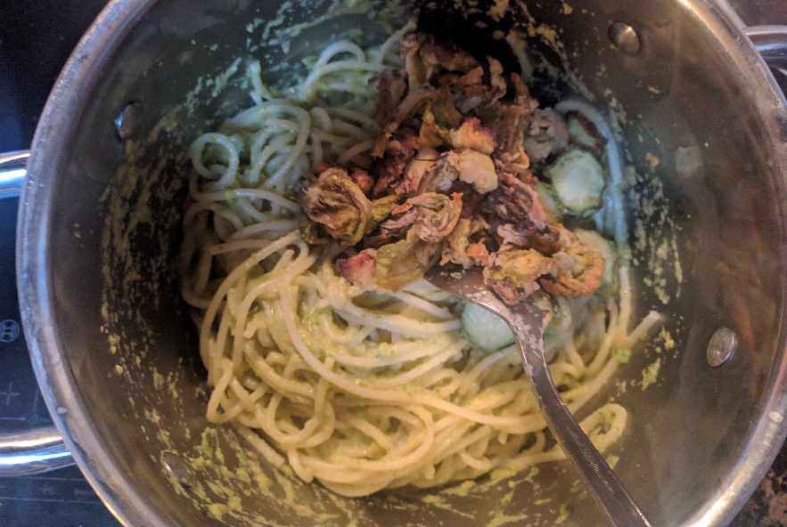 Spaghetti con fiori di zucca croccanti - Step 2 - Immagine 3