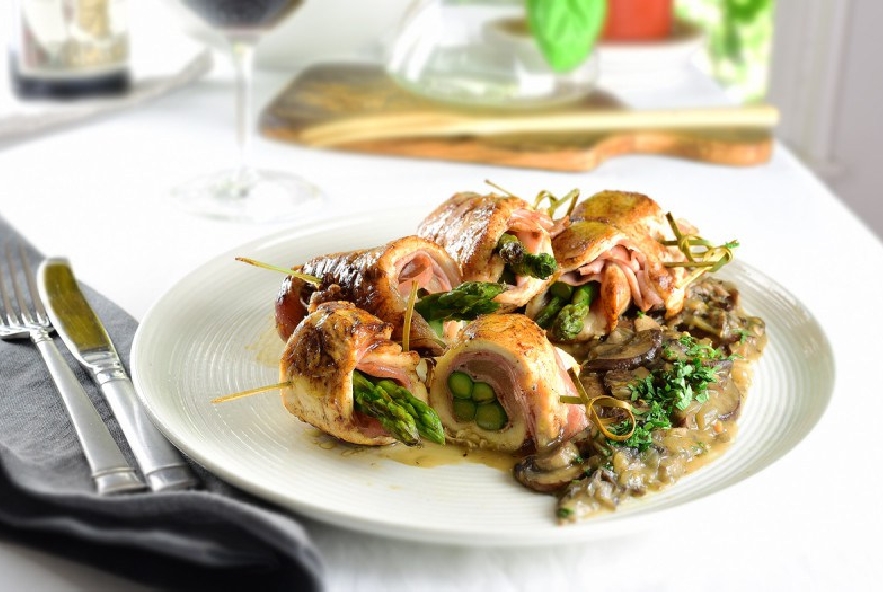 Ricetta Involtini di pollo farciti con salsa di funghi - Manjoo