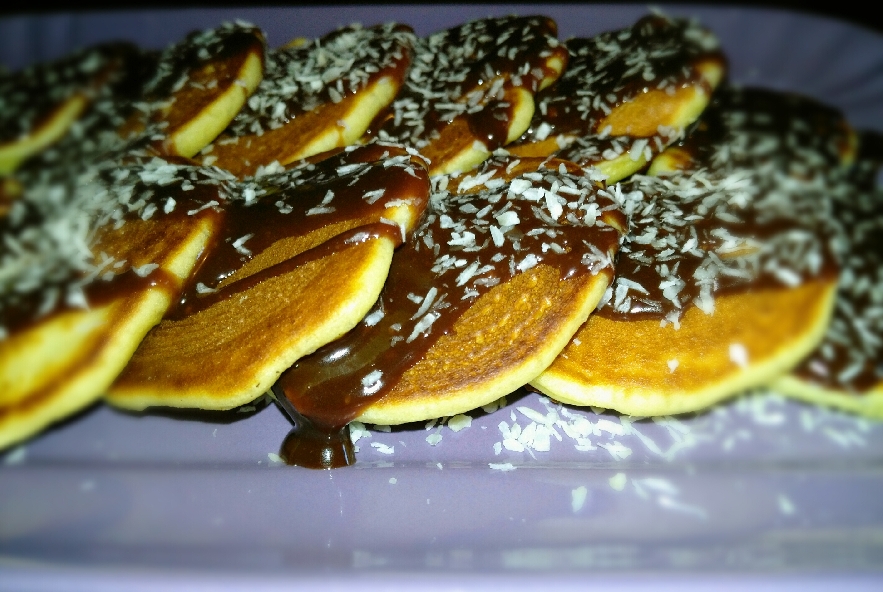 Ricetta Mini pancakes con salsa alla nutella e cocco - Manjoo