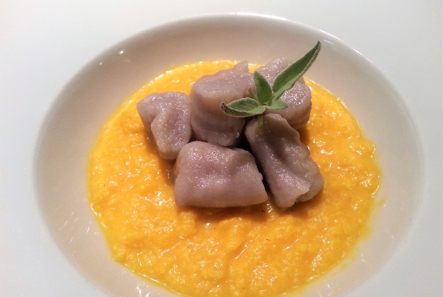 Ricetta Gnocchi di patate viola su crema di zucca - Manjoo