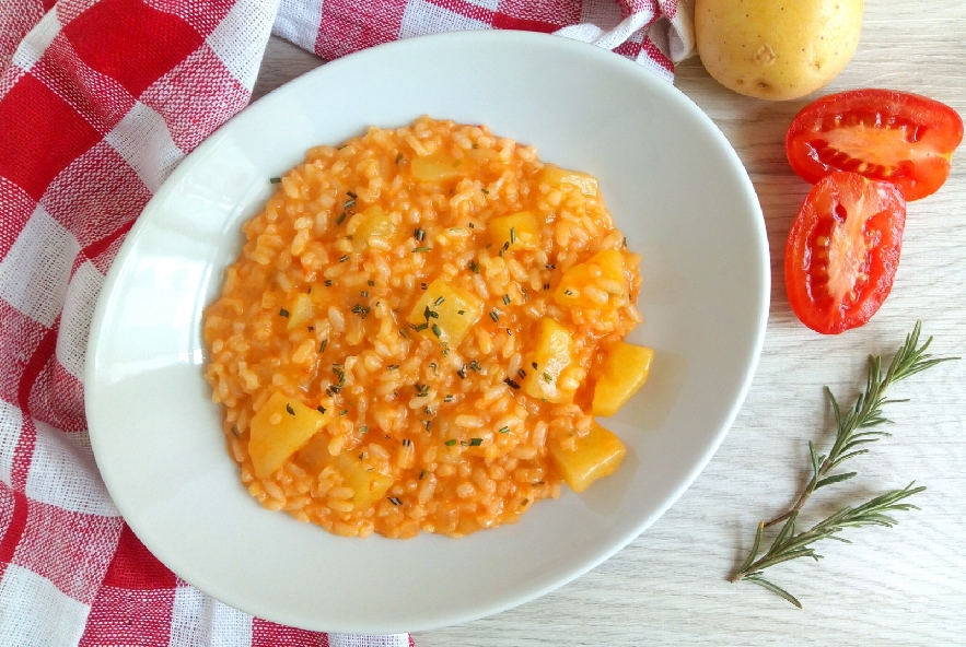 Risotto con pomodoro patate e rosmarino - Manjoo