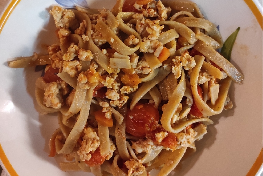 Tagliatelle integrali al ragù di pollo - Manjoo