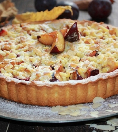 Crostata di prugne e mandorle