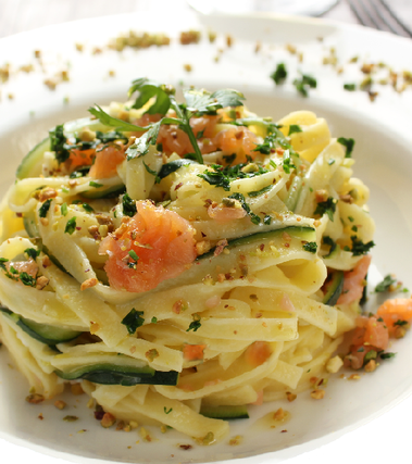 Tagliolini con salmone, robiola e pistacchi