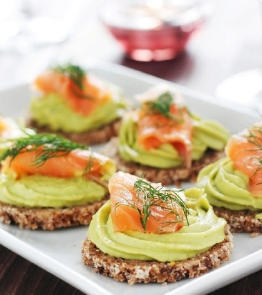 Tartine con salmone e crema di avocado