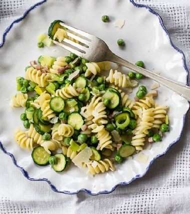 Fusilli primavera con zucchine e piselli
