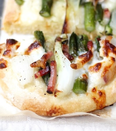 Pizza con asparagi, cipollotti e crescenza