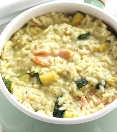 Risotto con crema al basilico, zucchine e salmone
