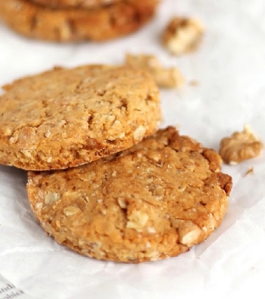 Biscotti con fiocchi d'avena, noci e yogurt