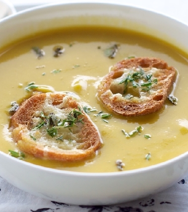 Vellutata di verdure con crostini alle erbe