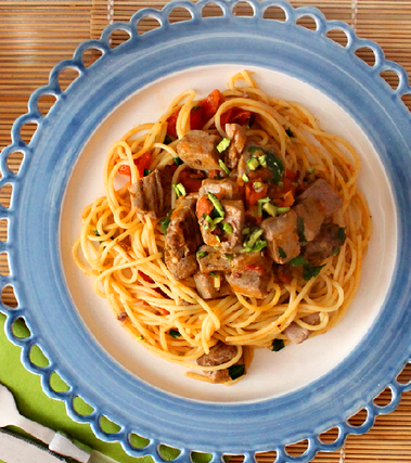 Spaghetti con tonno, pomodorini e pistacchi