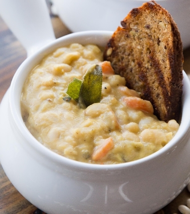 Zuppa di fagioli con aneto