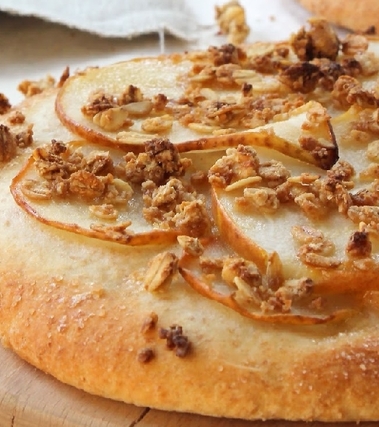 Schiacciata con pere e müesli croccante