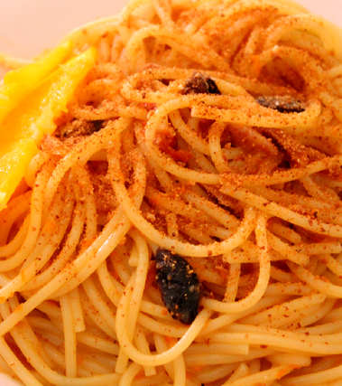 Pasta all'arancia, acciughe, olive e mandorle