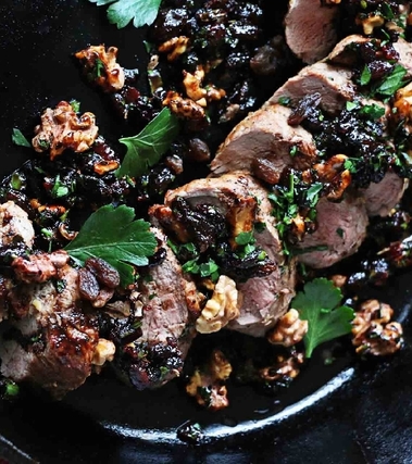 Maiale al forno con noci, uvetta e pancetta