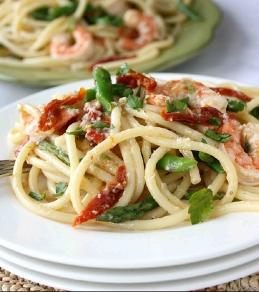 Bucatini con gamberi, asparagi e pomodori secchi