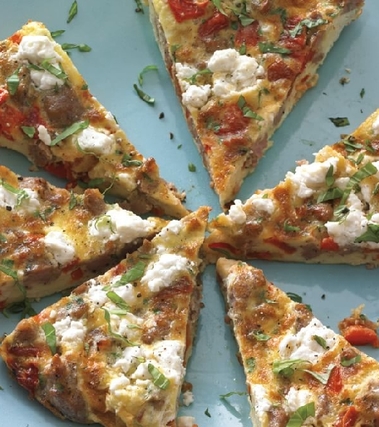 Frittata di salsiccia, peperoni e feta