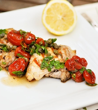 Pollo al forno con pomodorini e capperi