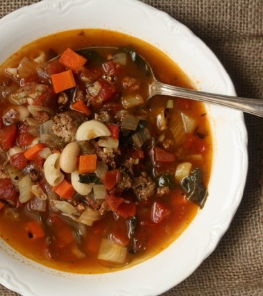 Minestrone di verdure con salsiccia di pollo