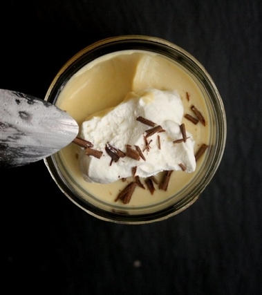 Budino al caramello con panna montata