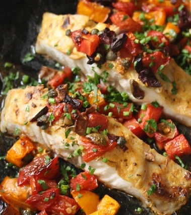 Filetti di spigola con pomodori, olive e capperi