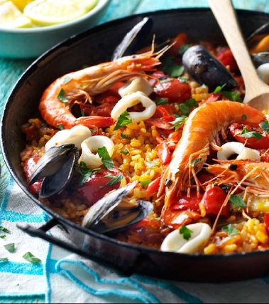 Paella con gamberi, cozze e calamari