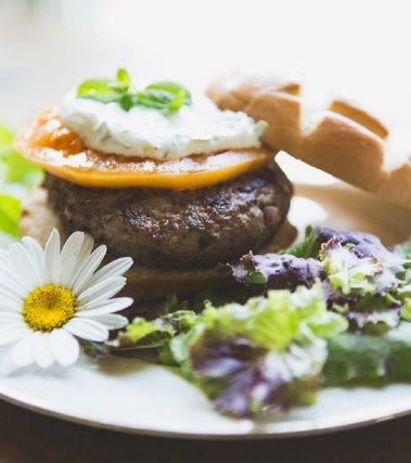Hamburger di agnello con salsa tzatziki alla menta